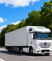  公路上行驶的白色货运卡车(1)1986#横屏 	 