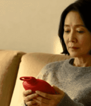 居家女性手持红色物件坐沙发5182#横屏 