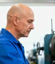  工人操作工业设备399#横屏 	 