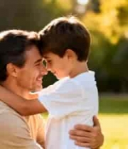  父亲与男孩户外亲密相拥1431#横屏 	 