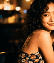 酒吧中微笑的女性2687#横屏 