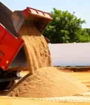  工地红色自卸车倾倒沙土373#横屏 	 