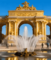 金色建筑前喷泉与人景1388#横屏 