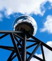 金属球体雕塑与蓝天白云景观513#横屏 