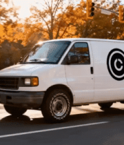 街道上行驶的白色厢式货车4679#横屏 