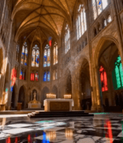 教堂内部彩色玻璃窗与祭坛5230#横屏 