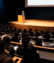 讲台上演讲者对台下听众演讲2425#横屏 