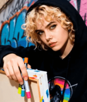 街头涂鸦前作画的金发女孩4272#横屏 