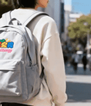 街道上背背包行走的年轻人4685#横屏 