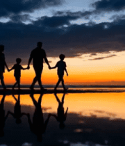 家庭海边夕阳下漫步(1)4512#横屏 