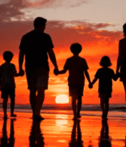 家庭海边日落漫步剪影4483#横屏 