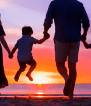 家庭海边夕阳下漫步4354#横屏 