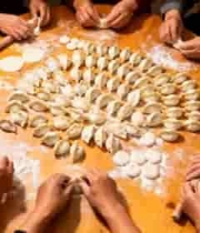  多人围桌包饺子场景1512#横屏 	 