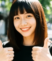 户外微笑女子竖大拇指1515#横屏 