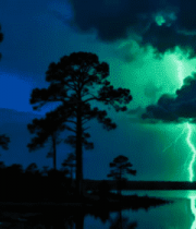 湖畔树林闪电夜景3648#横屏 