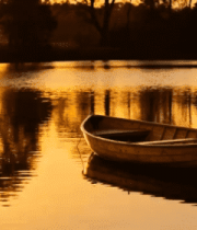 湖畔夕阳下停泊的小船5039#横屏 