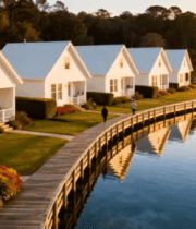 湖畔白色住宅与木质栈道景观4112#横屏 