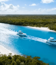 河流上行驶的白色游艇5444#横屏 