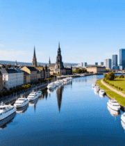 河畔城市建筑与游艇景观3681#横屏 