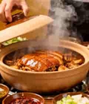  厨师揭开砂锅展示鸡肉美食2267#横屏 	 