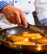  厨师在厨房烹饪食物2700#横屏 	 