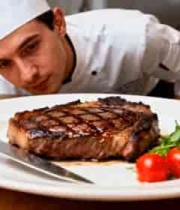  厨师俯身查看盘中牛排1176#横屏 	 