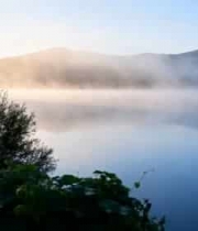  晨雾笼罩的山水自然景观952#横屏 	 -