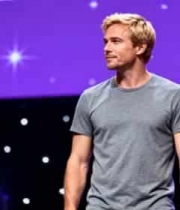  紫色舞台金发男子微笑3275#横屏 	 -