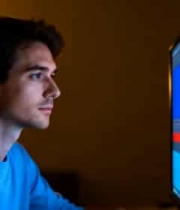  专注男性使用电脑3250#横屏 	 