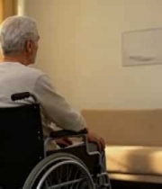  坐轮椅老人室内独坐3285#横屏 	 