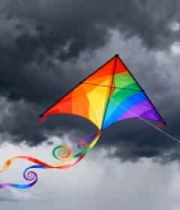  彩色风筝在乌云下飞翔3070#横屏 	 