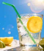  玻璃杯装柠檬气泡水特写1898#横屏 	 