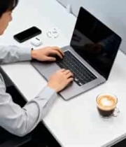  办公室男士使用笔记本电脑1880#横屏 	 