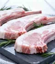  案板上摆放的新鲜猪排骨1998#横屏 	 