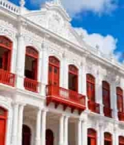  白色建筑与红色门窗及棕榈树2550#横屏 	 -