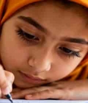  专注学习的戴头巾女孩3253#横屏 	 - 