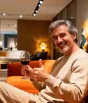  中年男士品酒微笑3194#横屏 	 - 