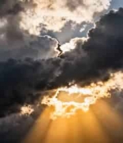  云层间的金色光束3091#横屏 	 -