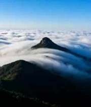  云海环绕山峰航拍3099#横屏 	 