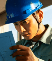 工程师查看工程图纸画面4748#横屏 