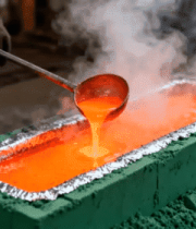 工人车间内进行冶炼操作1680#横