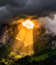  云层中的金色阳光穿透3092#横屏 	 