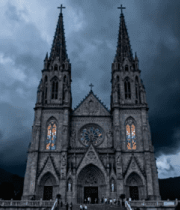 哥特式教堂乌云下全景1502#横屏 