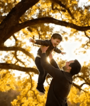 父亲户外将孩子高高举起3874#横