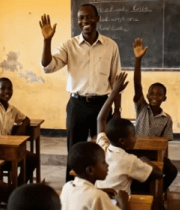 非洲教室中老师与学生互动画面1461#横