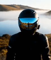 戴头盔骑手于山水间的素材1303#横屏 