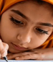 戴头巾女孩伏案书写素材1664#横屏 