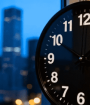 城市夜景前的时钟特写1932#横