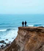  悬崖边眺望大海的人2585#横屏 	 