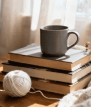 窗边堆叠书籍与茶杯静物381#横屏 